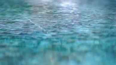 4k实拍低角度蓝色水面波光粼粼涌动风光视频的预览图